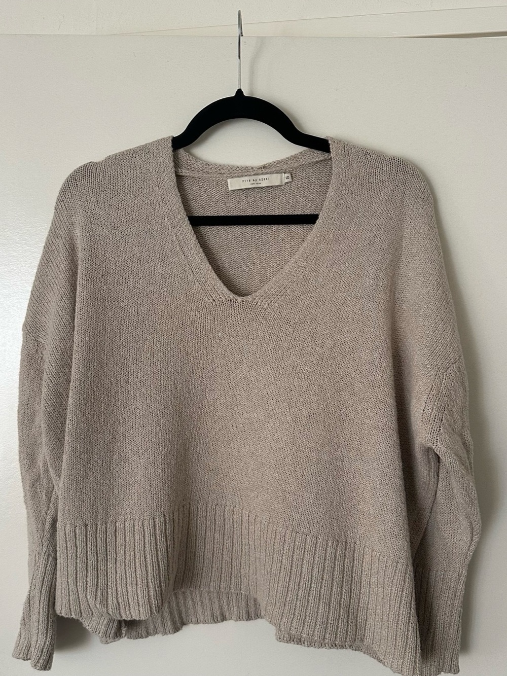 7115 by Szeki V-neck Sweater in Chickpea Size S